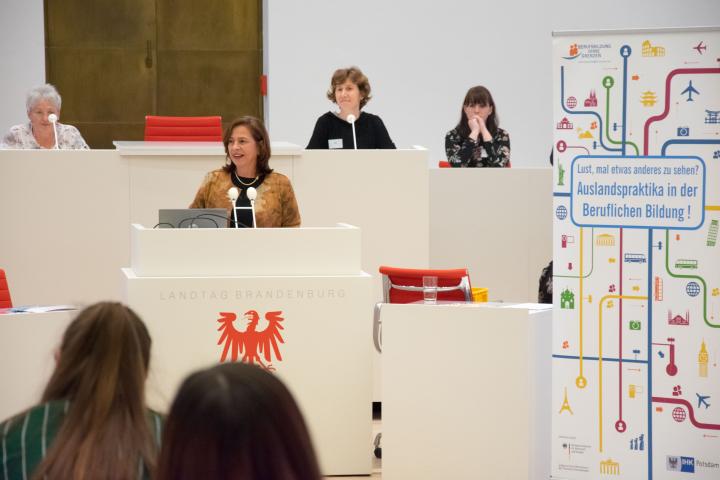Vizepräsidentin Barbara Richstein verabschiedet die Teilnehmenden der Europass-Verleihung