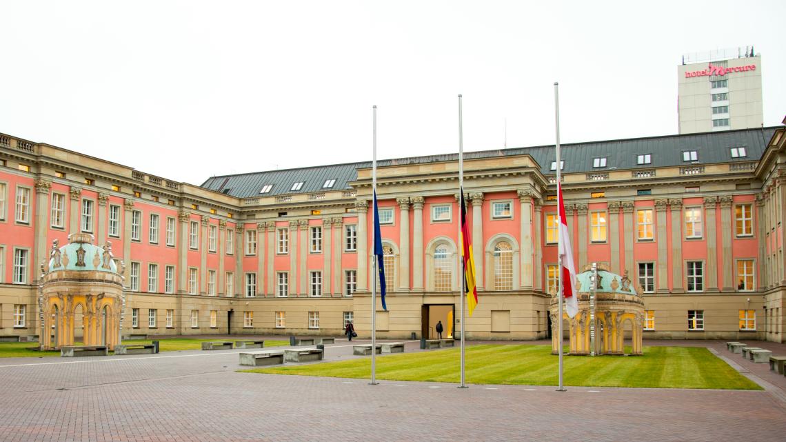 Fahnen auf Halbmast im Innenhof des Landtages