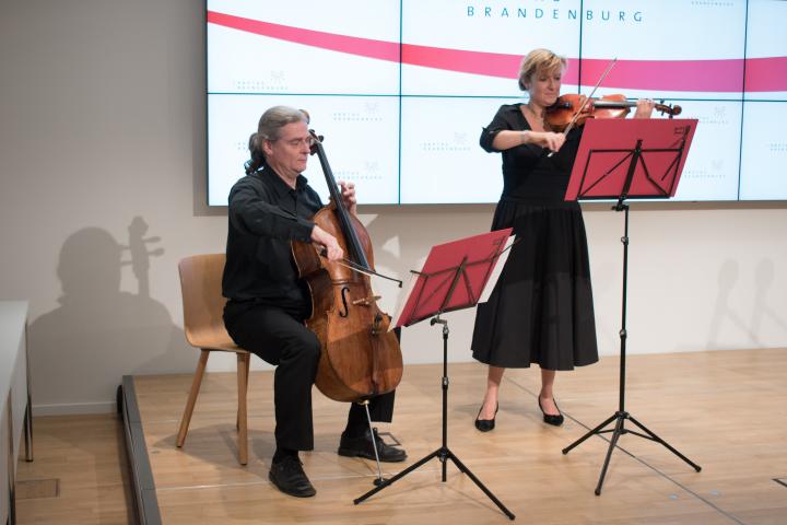Musikalische Einklang zur Ausstellungseröffnung durch Silke Rougk (Violine) und Joachim Köhler (Cello)
