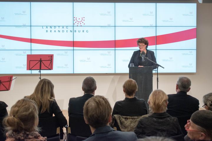 Landtagspräsidentin Britta Stark begrüßt zur Ausstellungseröffnung