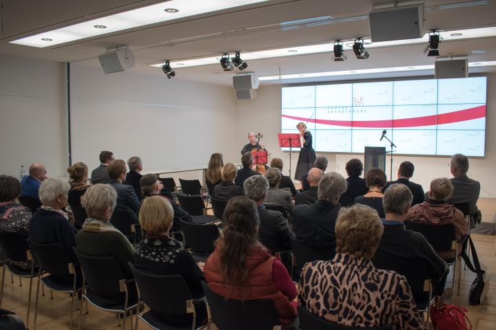 Musikalischer Ausklang der Ausstellungseröffnung durch Silke Rougk (Violine) und Joachim Köhler (Cello)