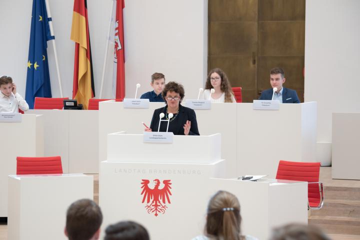 Landtagspräsidentin Britta Stark begrüßt die Schülerinnen und Schüler im Landtag