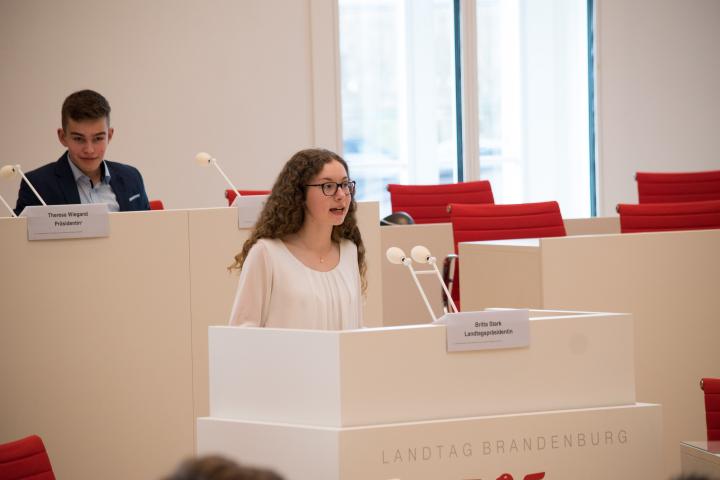 Die Präsidentin des Schülerparlaments Theresa Weigand eröffnet die Parlamentsdebatte