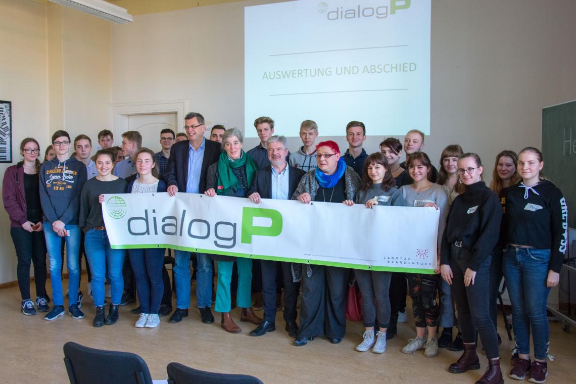 Gruppenfoto der Schülerinnen, Schüler und Abgeordneten zur Dialogveranstaltung am von-Saldern-Gymnasium in Brandenburg a. d. H.