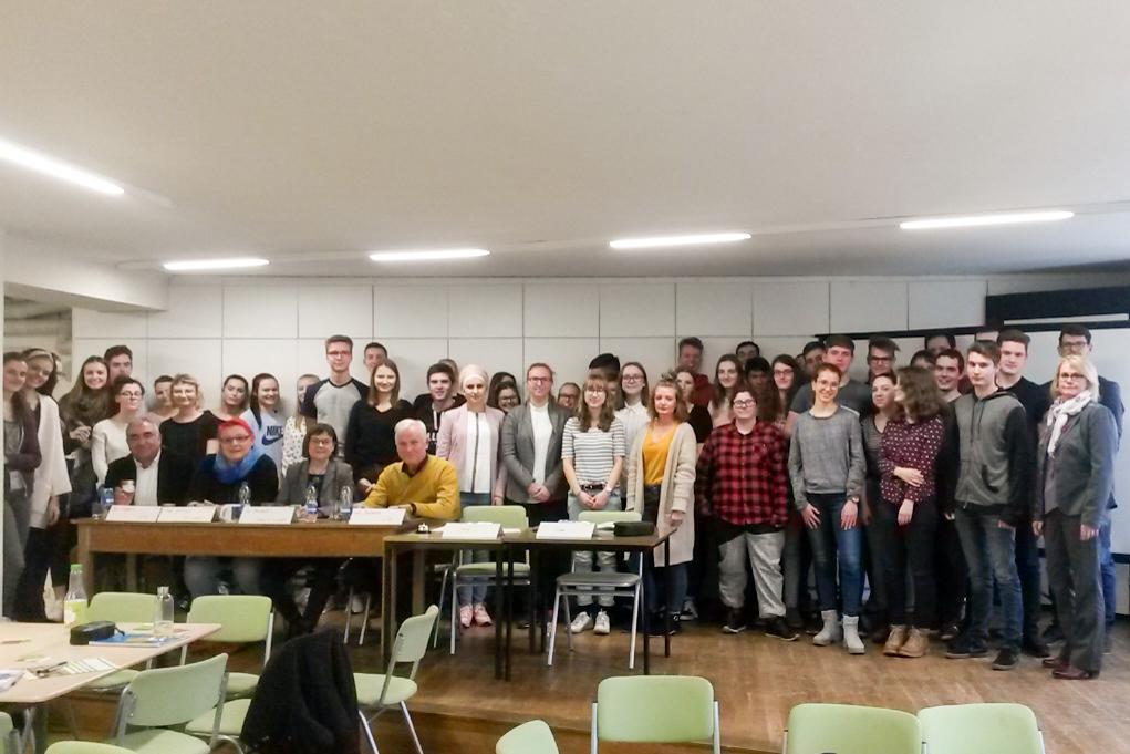 Gruppenfoto der Schülerinnen, Schüler und Abgeordneten zur Dialogveranstaltung am Jahngymnasium Rathenow