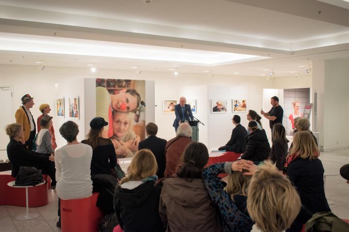 Vizepräsident Dieter Dombrowski begrüßt zur Ausstellungseröffnung