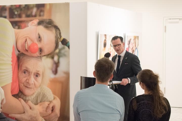 Enrico Ukrow, Geschäftsführer im Fachkrankenhaus für neurologische Frührehabilitationen Kliniken Beelitz GmbH führt in die Ausstellung ein