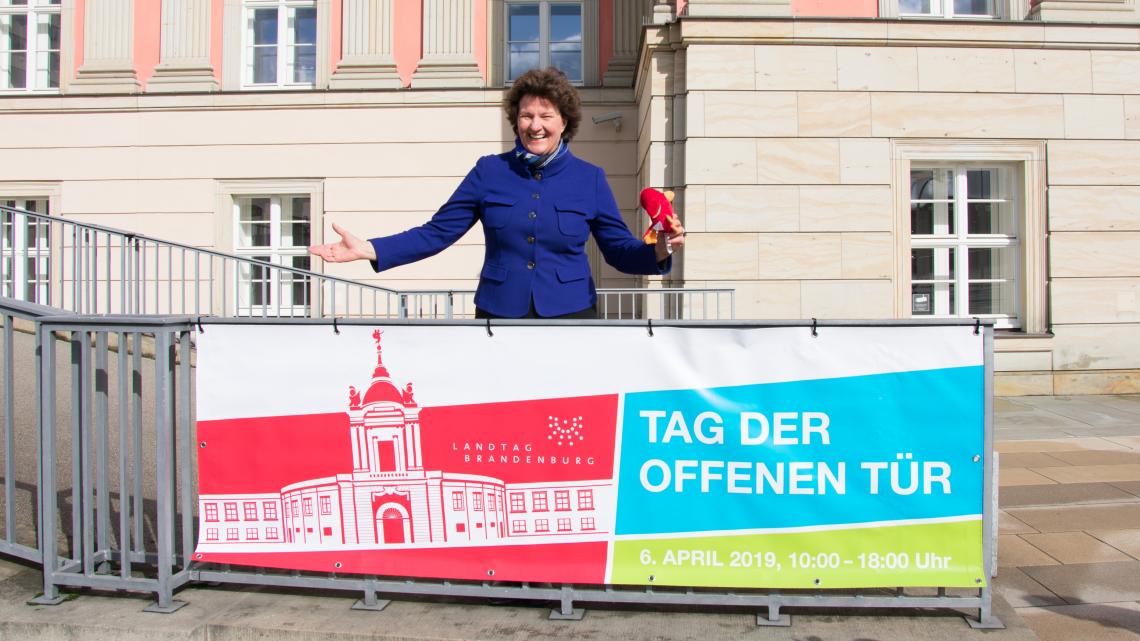 Parlamentspräsidentin Britta Stark wirbt für den Tag der offenen Tür im Landtag am 6. April