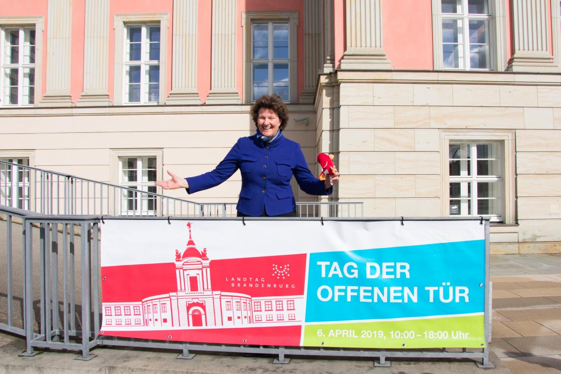 Parlamentspräsidentin Britta Stark wirbt für den Tag der offenen Tür im Landtag am 6. April