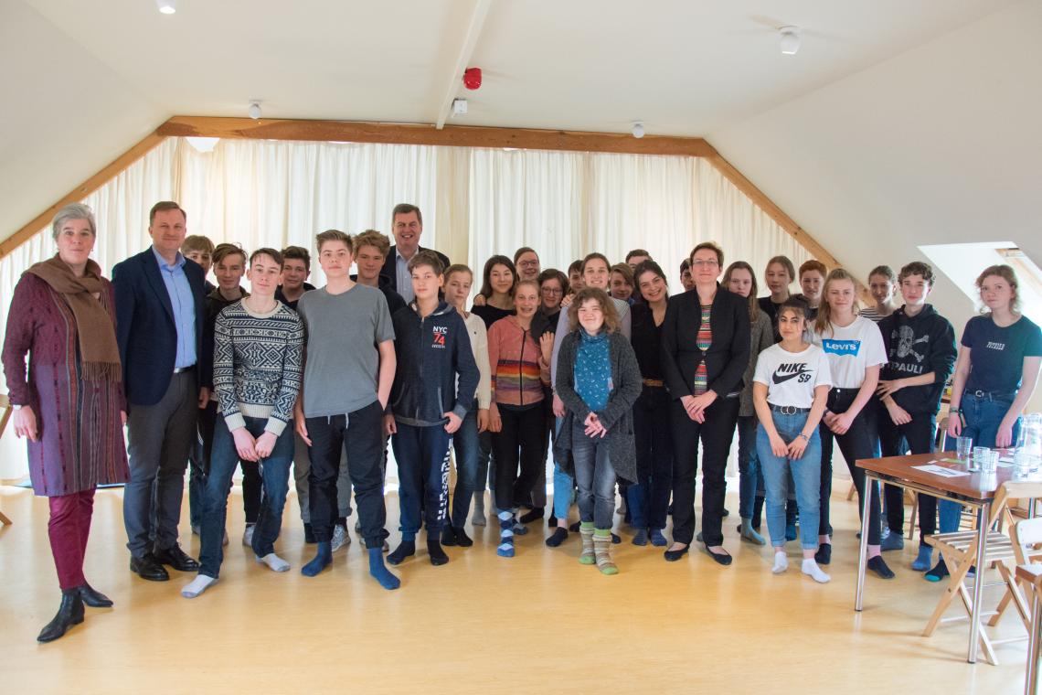 Gruppenfoto der Schülerinnen, Schüler und Abgeordneten zur Dialogveranstaltung an der Montessori-Oberschule Potsdam