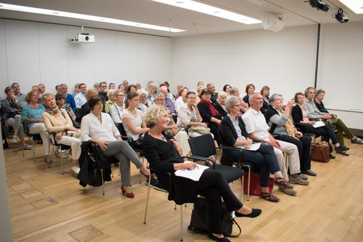 Blick in den Saal während der Ausstellungeröffnung