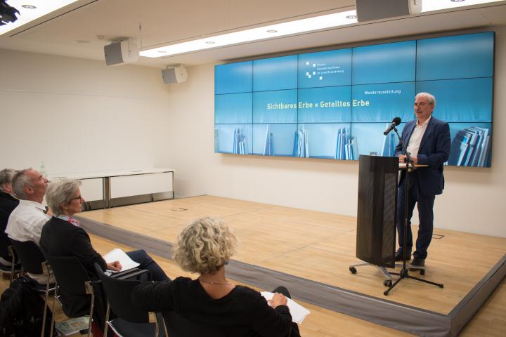 Der Chef der Staatskanzlei Martin Gorholt spricht ein Grußwort zur Ausstellungeröffnung