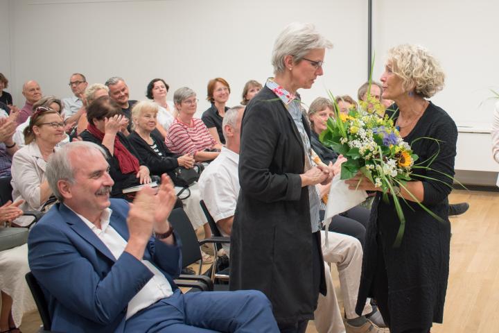 Die Vorsitzende des Ausschusses für Bildung, Jugend und Sport Gerrit Große dankt Prof. Dr. Dorothee Haffner