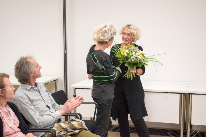 Die Vorsitzende des Ausschusses für Bildung, Jugend und Sport Gerrit Große dankt Dr. Liane Burkhardt vom Mobilen-Nachlass-Service