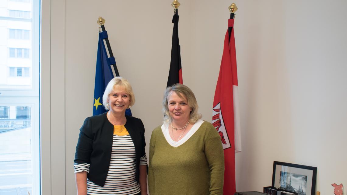 Landtagspräsidentin Prof. Dr. Ulrike Liedtke (l.) begrüßt die Geschäftsführerin der Flick Stiftung Susanne Krause-Hinrichs (r.) zum Besuch im Landtag
