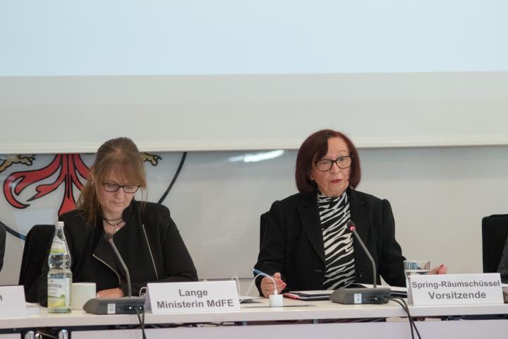 Die Ministerin der Finanzen und für Europa Katrin Lange (l.) und die Vorsitzende des Haushaltsausschusses Marianne Spring-Räumschüssel (r.) zu Beginn der Sitzung.
