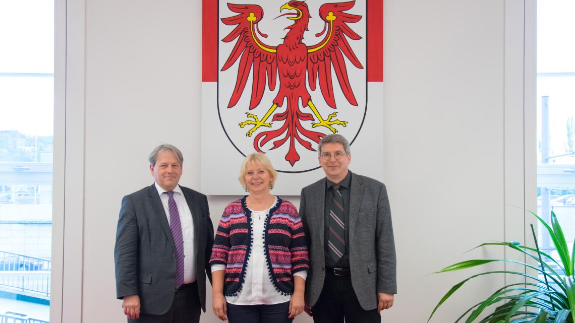 Landtagspräsidentin Prof. Dr. Ulrike Liedtke (m.) empfing den Geschäftsführer des Städte- und Gemeindesbundes Brandenburg Jens Graf (l.) und den Präsidenten Dr. Oliver Hermann (r.) zu einem Antrittsbesuch im Landtag