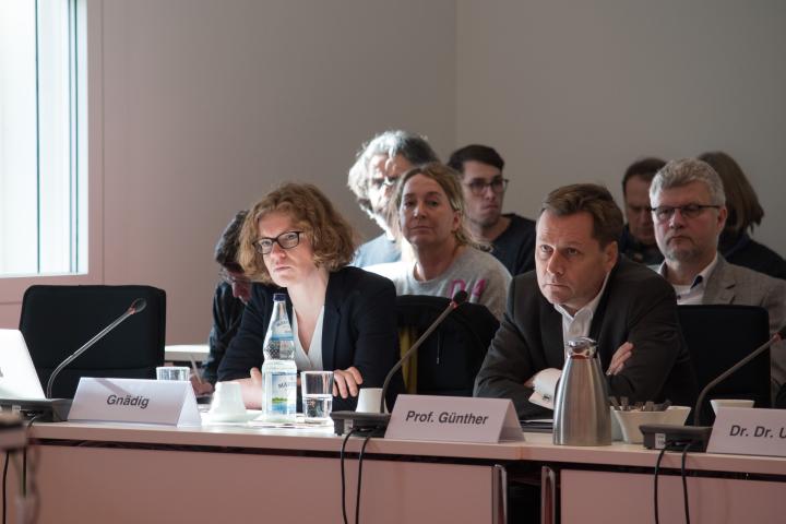 Die eingeladenen Teilnehmer zum Fachgespräch Susanne Gnädig (l.) von der GEW Brandenburg Landesgruppe Hochschule und Forschung und Prof. Oliver Günther (r.), Vorsitzender der Brandenburgischen Landesrektorenkonferenz