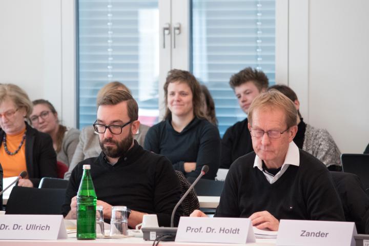 Die eingeladenen Teilnehmer zum Fachgespräch Dr. Dr. Peter Ullrich (l.) vom Netzwerk für Gute Arbeit in der Wissenschaft und Prof. Dr. Hans-Jürgen Holdt (r.) vom Deutschen Hochschulverband