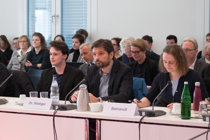 Die eingeladenen Teilnehmer zum Fachgespräch Erik Zander (l.) von der Universität Potsdam, Dr. Stefan Rödiger (m.) vom Akademischen Personalrat der BTU Cottbus-Senftenberg und Aileen Behrendt (r.) vom Bündnis Frist ist Frust