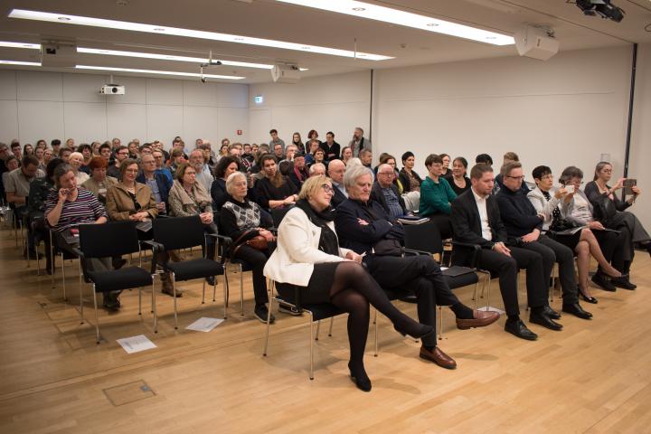 Blick in den Beratungsraum zur Eröffnung der Podiumsdiskussioon