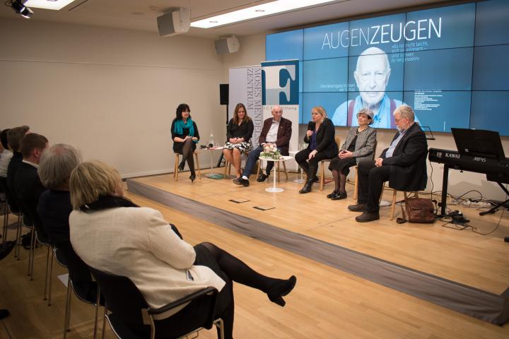 Podiumsdiskussion, v. l. n. r.: Direktorin des Louise-Henriette-Gymnasiums Oranienburg Gudrun Schiebe; Ministerin für Wissenschaft, Forschung und Kultur Dr. Manja Schüle; Zeitzeuge George Shefi; Moderatorin Susanne Krause-Hinrichs; Zeitzeugin Zipora Feiblowitsch und Pfarrer Rudi-Karl Pahnke vom Institut Neue Impulse 