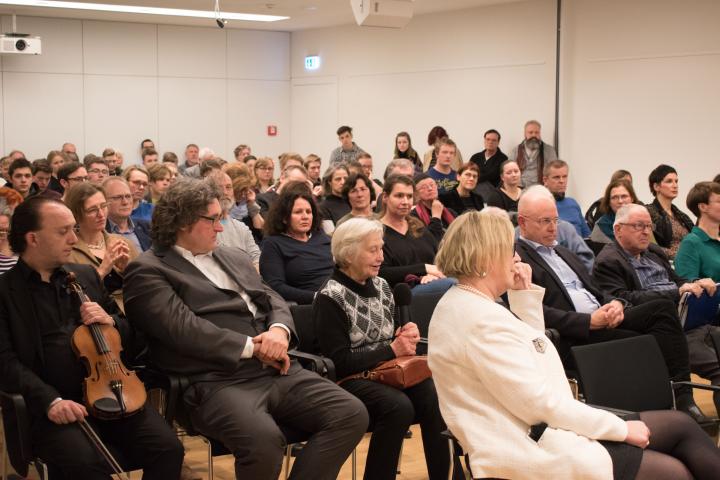 Blick in den Beratungsraum während der Podiumsdiskussion