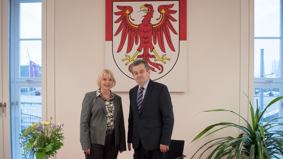 Landtagspräsidentin Prof. Dr. Ulrike Liedtke (l.) begrüßte eine Delegation aus der Region Centru/Siebenbürgen (Rumänien) unter Leitung des Generaldirektors der Regionalen Entwicklungsagentur Zentrum, Dr. Simion Crețu.