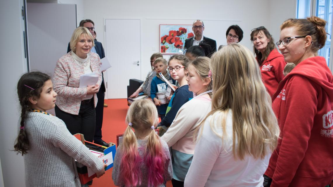 Landtagspräsidentin Prof. Dr. Ulrike Liedtke (2. v. l.) empfängt Hortkinder aus Prenzlau am Weltkinderkrebstag im Landtag