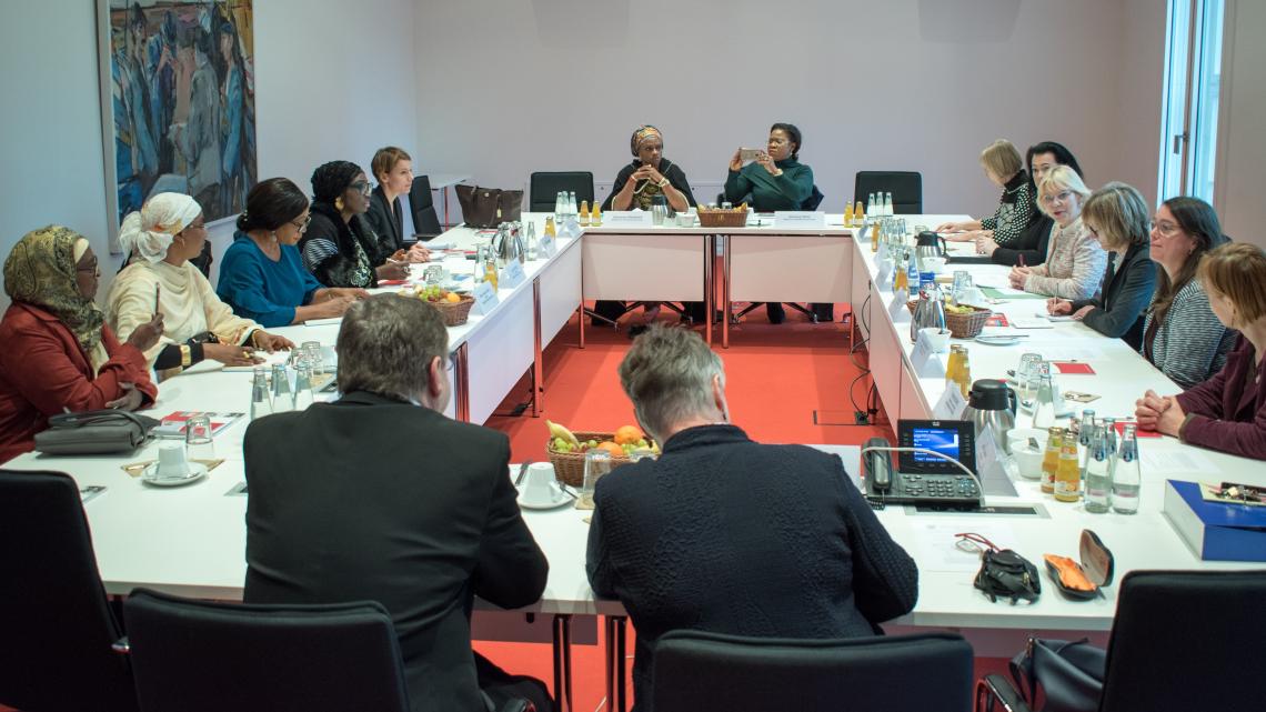 Landtagspräsidentin Prof. Dr. Ulrike Liedtke und die frauenpolitischen Sprecherinnen der Fraktionen im Gespräch mit der Delegation weiblicher Abgeordneter aus Nigeria