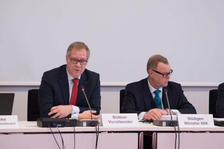 Der Vorsitzende des Innenausschusses Andreas Büttner (l.) und der Innenminister Michael Stübgen (r.) zu Beginn der Sitzung