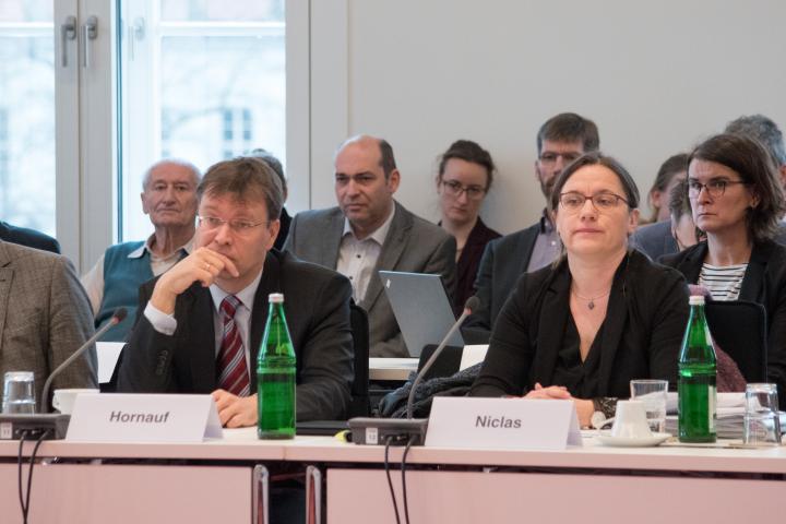 Die Anzuhörenden Sven Hornauf (l.) von ZARZYCKI & HORNAUF RECHTSANWÄLTE und Vilma Niclas (r.), Rechtsanwältin während der Sitzung