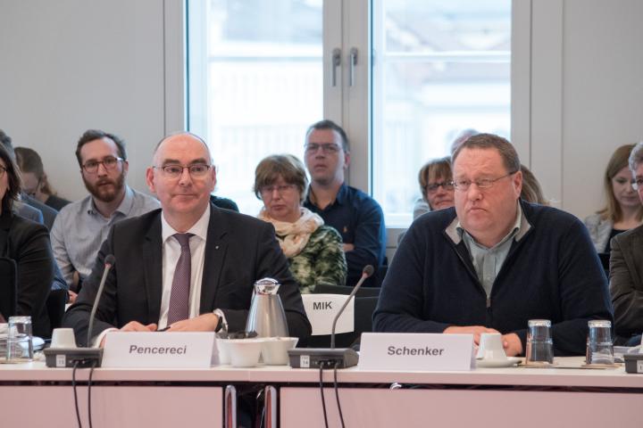 Die Anzuhörenden Turgut Pencereci (l.) vom Landeswasserverbandstag Brandenburg e. V. und Richard Schenker (r.) vom Haus- und Grund Eigentümerverein Cottbus und Umgebung e. V. während der Sitzung