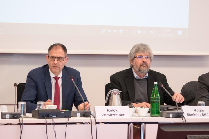 Der Vorsitzende des Ausschusses für Landwirtschaft, Umwelt und Klimaschutz Wolfgang Roick (l.) und der Minister für Landwirtschaft, Umwelt und Klimaschutz Axel Vogel (r.) zu Beginn der Anhörung