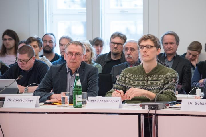 Die Anzuhörenden Dr. Hartmut Kretschmer (l.) vom NABU Brandenburg und Johann Lütke Schwienhorst (r.) von der Aurelia Stiftung während der Sitzung