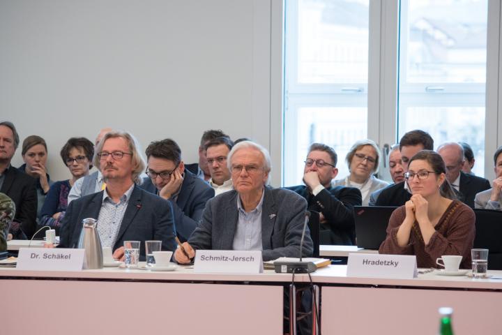 Die Anzuhörenden Dr. Wilhelm Schäkel (l.) vom BUND Brandenburg, Friedhelm Schmitz-Jersch (m.) vom NABU Brandenburg und Anja Hradetzky (r.), Biolandwirtin Hof Stolze Kuh Lunow-Stolzenhagen während der Sitzung