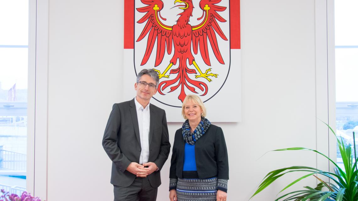 Landtagspräsidentin Prof. Dr. Ulrike Liedtke (r.) empfing den Chefredakteur der „Märkischen Allgemeinen Zeitung“ Henry Lohmar (l.) zu einem Gespräch.