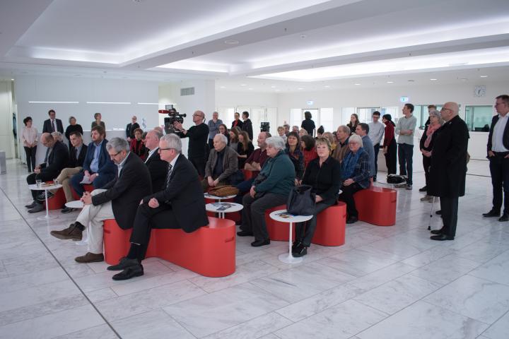 Blick ins Foyer während der Ausstellungseröffnung