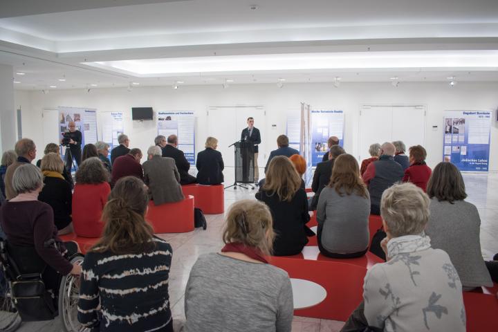 Blick ins Foyer während der Ausstellungseröffnung