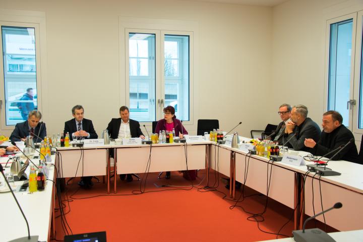 Blick in den Beratungsraum während des gemeinsamen Gespräches mit Mitgliedern des Ausschusses für Europaangelegenheiten und Entwicklungspolitik über die Schwerpunkte der künftigen Partnerschaftsarbeit
