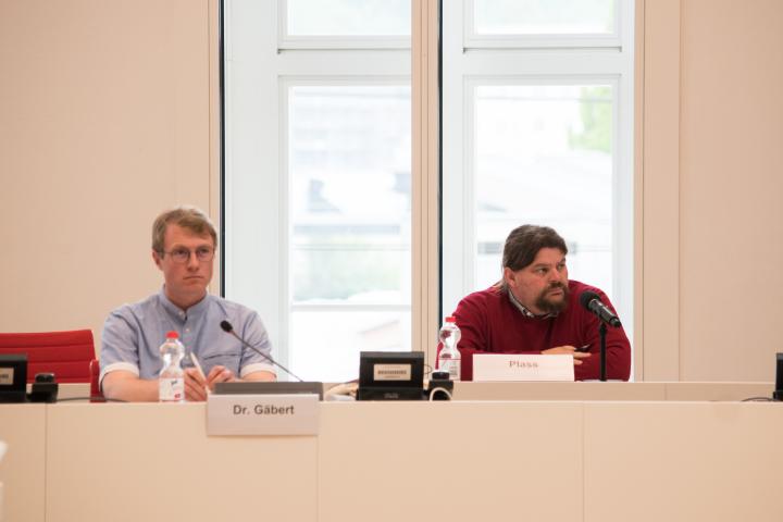 Die eingeladenen Teilnehmer des Fachgesprächs Dr. Thomas Gräber (l.) von der Agrargenossenschaft Trebbin und Christoph Plass (r.) vom Land schafft Verbindung e. V. Liebenwalde während der Sitzung.