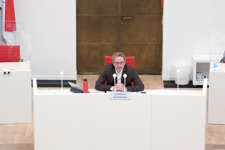 Der Vorsitzende des Ausschusses für Soziales, Gesundheit, Integration und Verbraucherschutz Björn Lüttmann eröffnet die Sitzung.