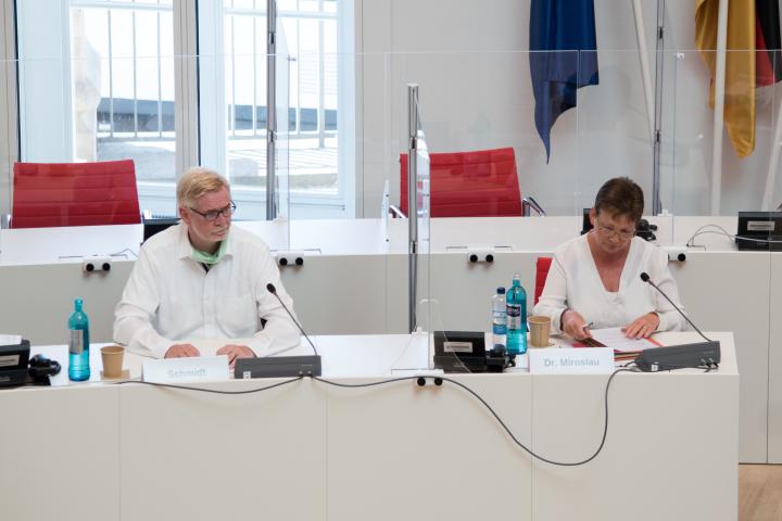 Der Geschäftsführer des Klinikum Ernst von Bergmann gemeinnützige GmbH Hans-Ulrich Schmidt (l.) und Dr. med. Steffi Miroslau (r.) von der GLG Gesellschaft für Leben und Gesundheit mbH Eberswalde während der Sitzung.