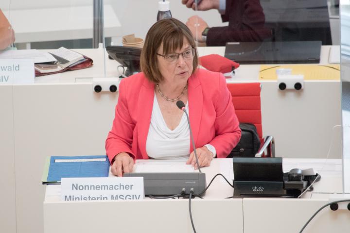 Die Ministerin für Soziales, Gesundheit, Integration und Verbraucherschutz Ursula Nonnemacher berichtet dem Ausschuss zum aktuellen Stand und den Maßnahmen im Zusammenhang mit der Ausbreitung des Coronavirus.