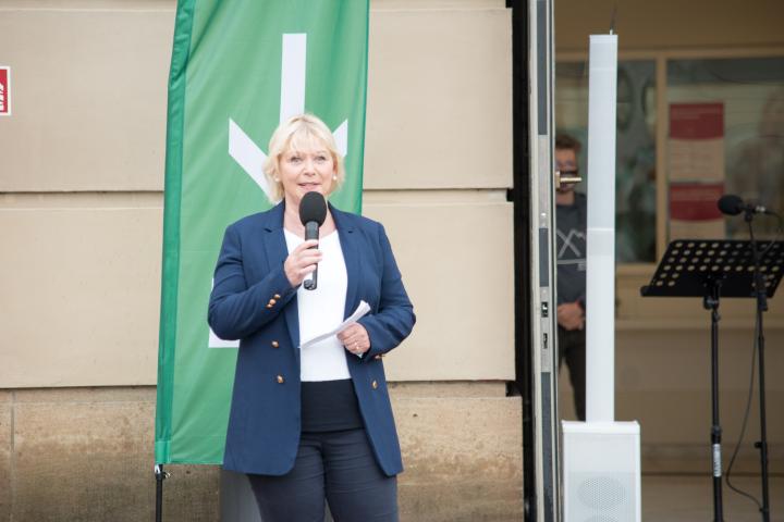 Landtagspräsidentin Prof. Dr. Ulrike Liedtke begrüßt die Gäste zur ersten Veranstaltung KUNST zur ZEIT im Innenhof des Landtages.