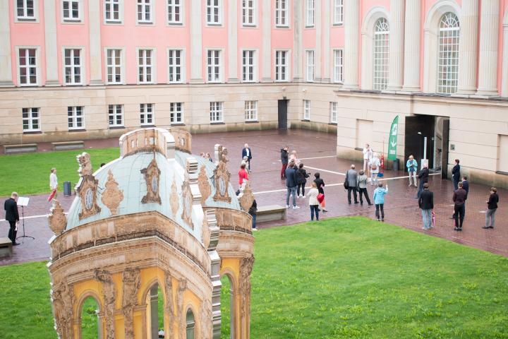 Blick in den Innenhof während der Veranstaltung