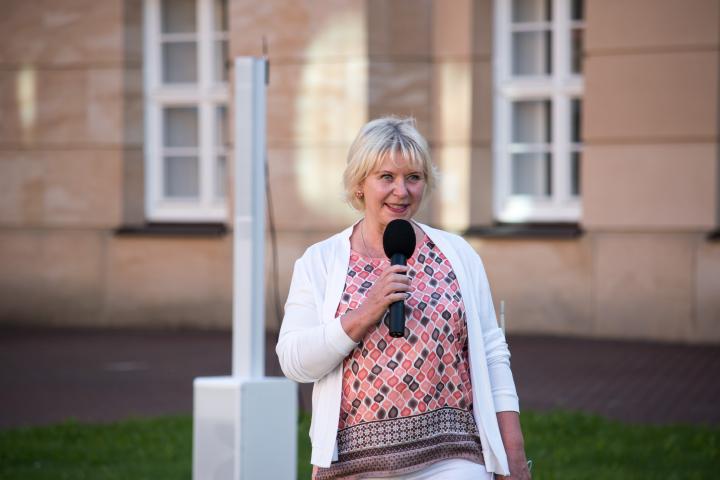 Landtagspräsidentin Prof. Dr. Ulrike Liedtke (l.) begrüßt die Gäste zur dritten Veranstaltung KUNST zur ZEIT im Innenhof des Landtages. 