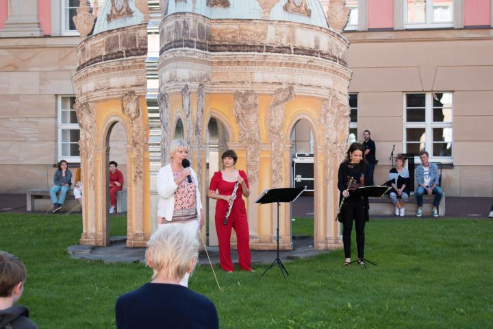 Landtagspräsidentin Prof. Dr. Ulrike Liedtke (l.) begrüßt die Gäste zur dritten Veranstaltung KUNST zur ZEIT im Innenhof des Landtages. 