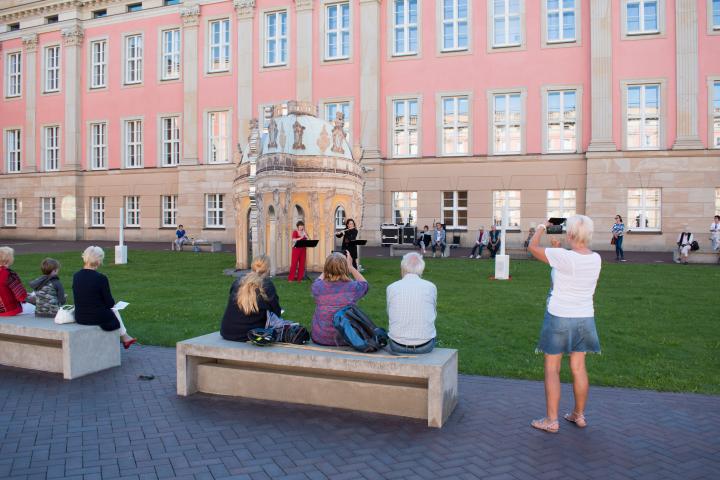 Impression aus dem Innenhof während der Veranstaltung