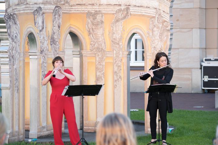 Die Musikerinnen Maria Martinez (l.) und Marta Masini (r.) mit ihrem Programm Solfeggien von Friedrich II. und von heute.